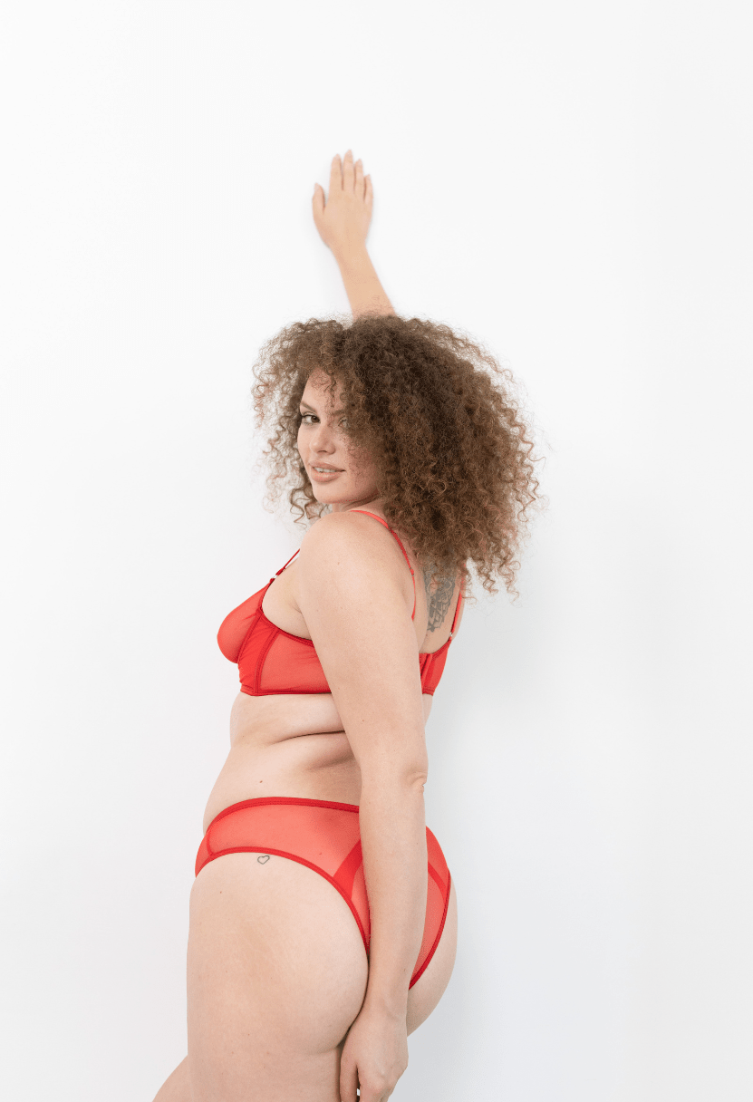 Mia red bra and high-waist bikini set on model, side view